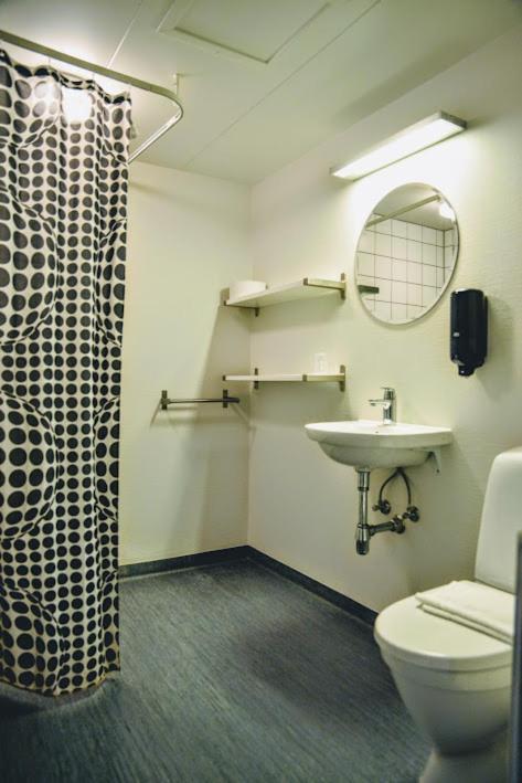 Stoberiet Hostel Свендборг Екстериор снимка A typical shower room