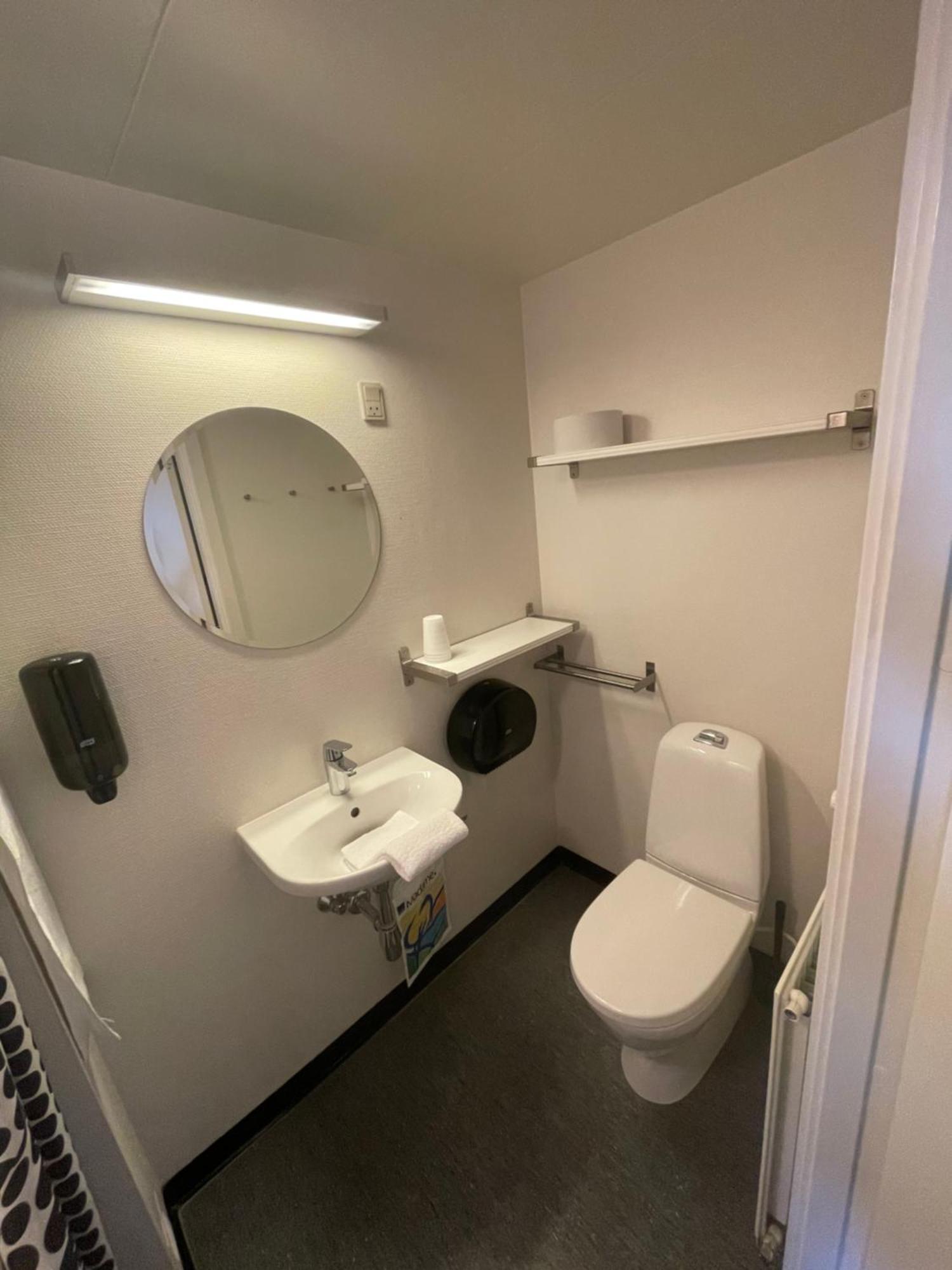 Stoberiet Hostel Свендборг Екстериор снимка A typical bathroom in a hostel