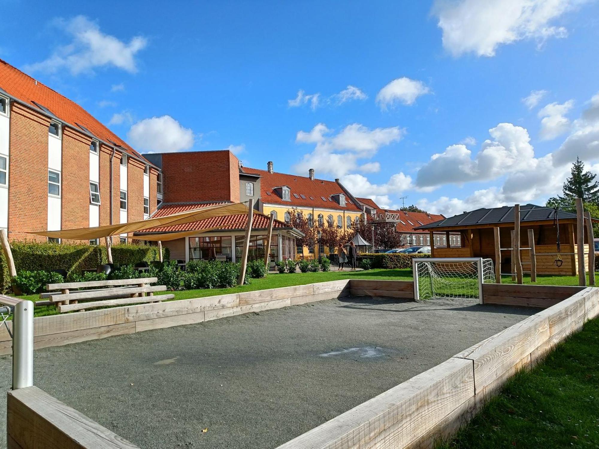 Stoberiet Hostel Свендборг Екстериор снимка The Pétanque court