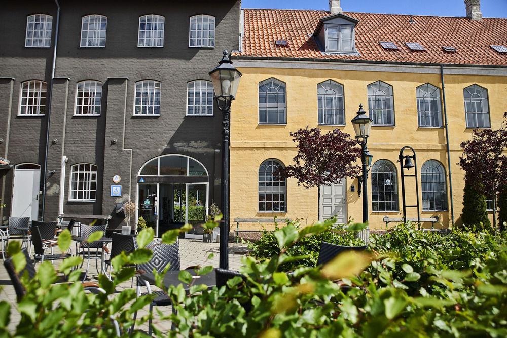 Stoberiet Hostel Свендборг Екстериор снимка The Yellow House