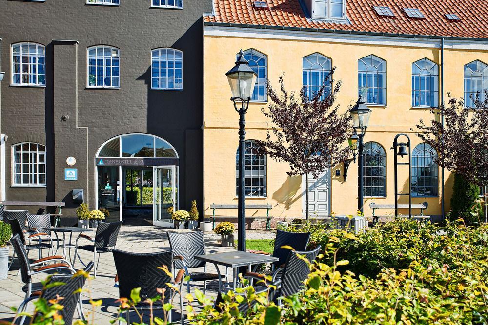 Stoberiet Hostel Свендборг Екстериор снимка The former town hall of Sønderborg