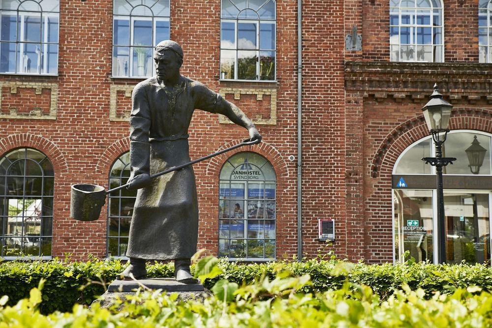 Stoberiet Hostel Свендборг Екстериор снимка The statue of Mary Shelley in front of the school
